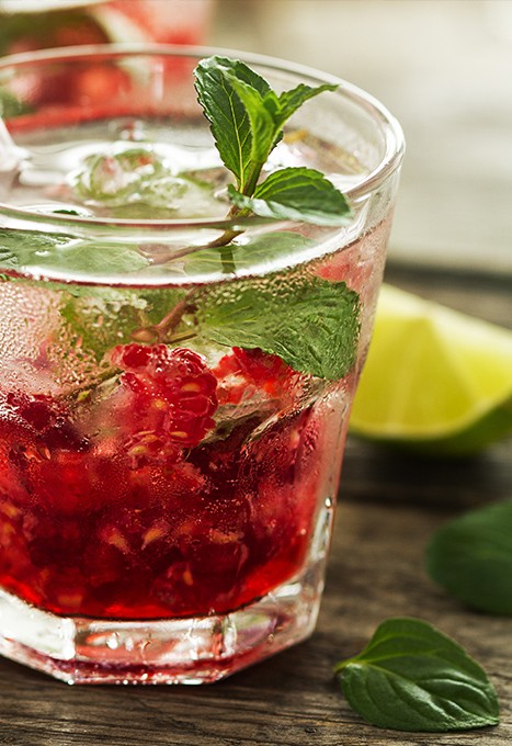 A banner from the website: two cocktails at the bar