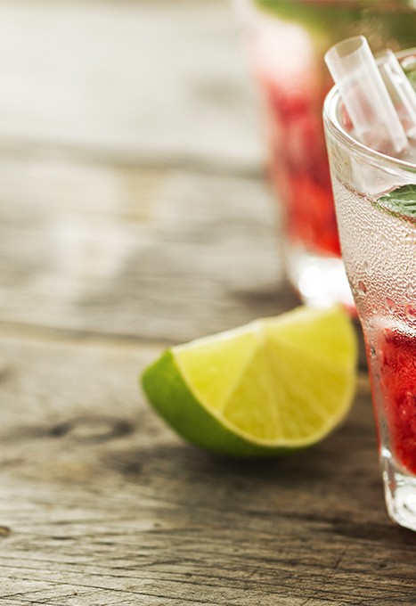 A banner from the website: a cocktail with raspberries, mint and lime